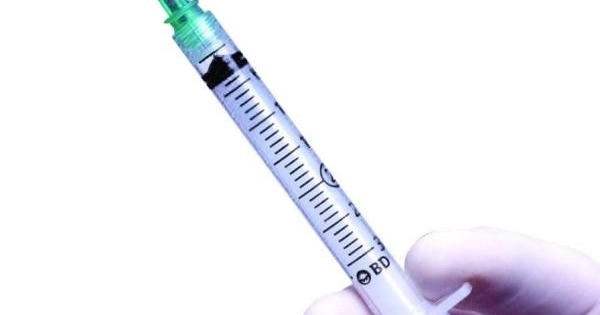 Người phụ nữ 47 tuổi phải cắt bỏ đôi vú vì 10 năm liên tục bơm silicon