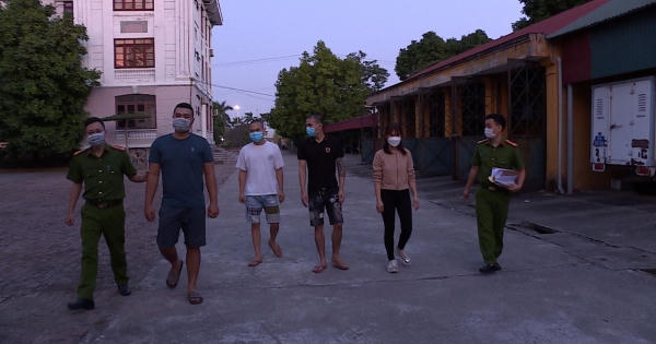 Hưng Yên: Cháu gái nợ tiền, nhà ông nội liên tục bị các đối tượng ném "bom bẩn"