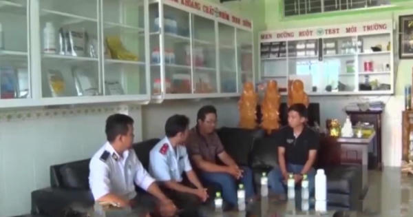 Giả danh thanh tra thú y ép cơ sở kinh doanh mua sách