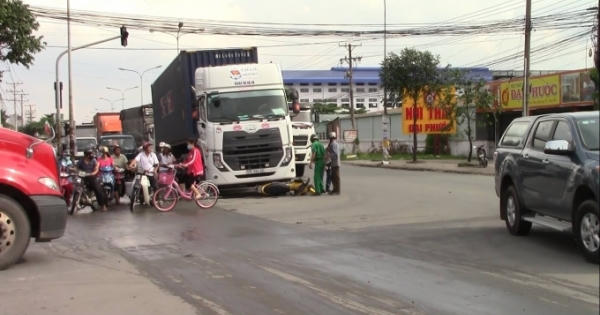 Bình Dương: Bị container kéo lê, cô gái nhập viện nguy kịch