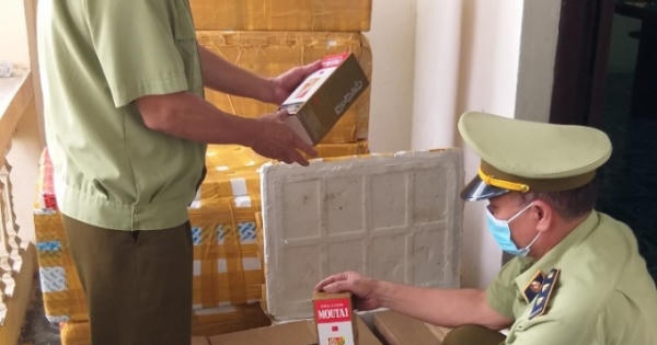 Bắc Ninh: Kiểm tra kho hàng thu giữ hàng trăm chai rượu ngoại không rõ nguồn gốc