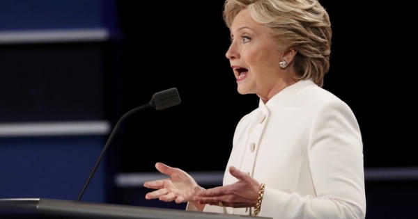Bà Clinton nói ông Trump là “con rối” của Tổng thống Putin Bà Clinton nói ông Trump là “con rối” của Tổng thống Putin