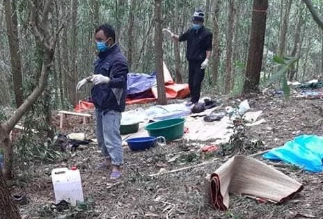 Thi thể người đàn ông đang phân hủy trong rừng keo nghi bị sát hại