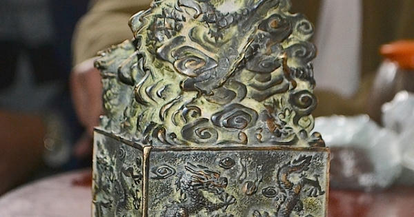 Ngắm vật lạ nghi là ngọc tỷ của vua chúa thời xưa Ngắm vật lạ nghi là ngọc tỷ của vua chúa thời xưa