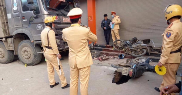 [Video]: Khoảnh khắc kinh hoàng xe ben mất lái đâm nát nhiều xe máy bên đường