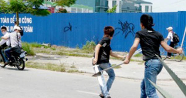 Hà Nội: Hai đối tượng đi xe SH chém người táo tợn trên phố tại Hà Nội