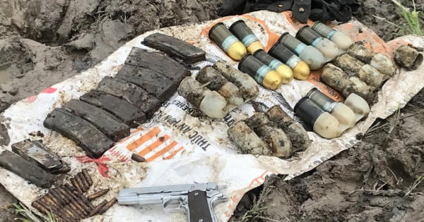 Đang cải tạo đất, người dân phát hiện nhiều loại vũ khí nguy hiểm vẫn còn mới