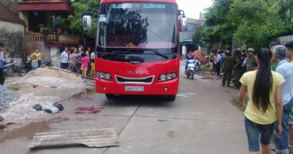 Hải Dương: Cụ bà chết thảm dưới bánh xe khách khi đi ăn sáng