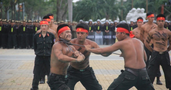 Cận cảnh chiến sĩ đặc nhiệm phục vụ APEC nằm bàn đinh, dẫm mảnh sành...