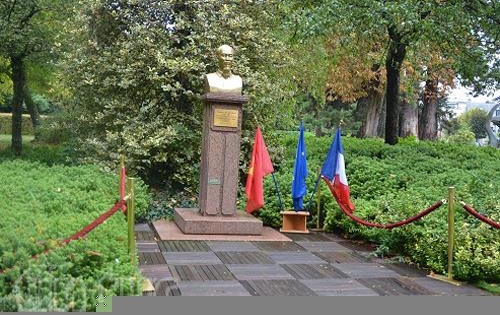 Mừng sinh nhật Bác Hồ lần thứ 131 tại Pháp