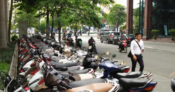 Khách đi xe buýt 'đỏ mắt' tìm bãi giữ xe