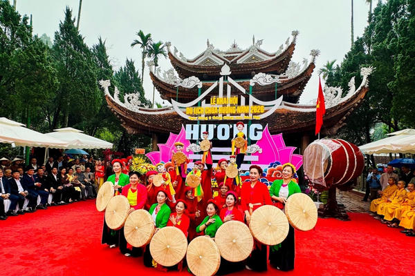 Hàng nghìn người dự Khai hội chùa Hương 2026