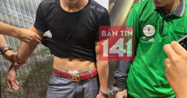 Dấu ma túy trong cạp quần đụng ngay chốt 141 Dấu ma túy trong cạp quần đụng ngay chốt 141