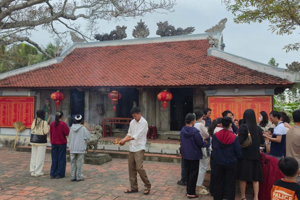 Xuân mới tới đền Nam linh thiêng: Khói hương lan toả niềm tin và hy vọng