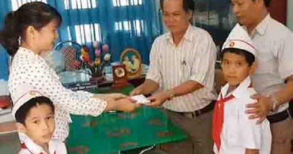 Tuyên dương 2 học sinh tiểu học trả lại vàng nhặt được