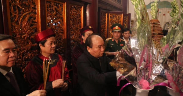 Thủ tướng Nguyễn Xuân Phúc dâng hương tưởng nhớ các Vua Hùng Thủ tướng Nguyễn Xuân Phúc dâng hương tưởng nhớ các Vua Hùng