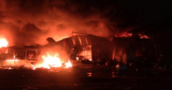 Bình Dương: Khói lửa bao trùm vựa phế liệu