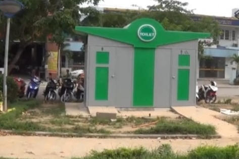 Hà Nội: Xây xong hàng loạt nhà vệ sinh công cộng rồi... khóa cửa