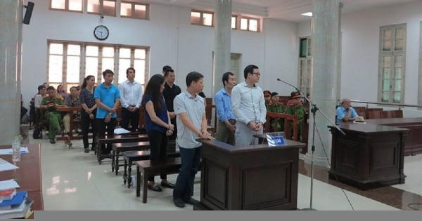 Đề nghị án tù chung thân đối tượng cầm đầu vụ thao túng giá chứng khoán Đề nghị án tù chung thân đối tượng cầm đầu vụ thao túng giá chứng khoán