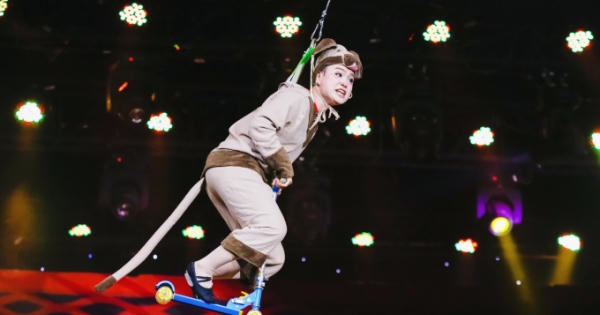 Thót tim kiều nữ Làng Hài Mở Hội nhai than, nuốt kiếm mưu sinh