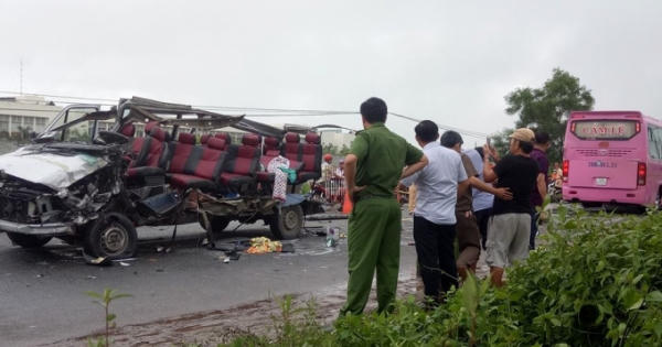 Xe khách đối đầu, 16 người thương vong