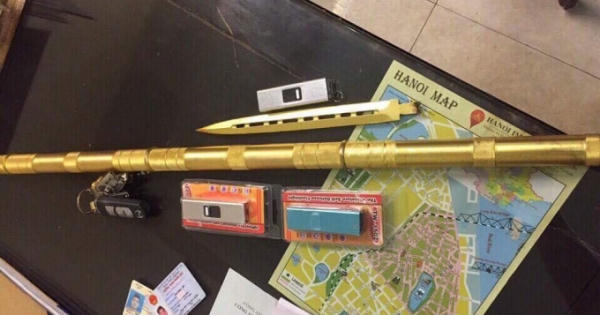 Hà Nội: Hai thanh niên mang theo hung khí lạ "đi dạo" trên phố