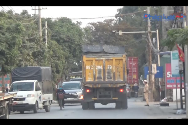 CSGT huyện Yên Mỹ kiểm tra xe chở rau, để "hung thần" xe tải chạy phăng phăng