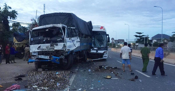 Bình Thuận: Xe khách tông nhau trên quốc lộ, 2 người chết, 7 người bị thương