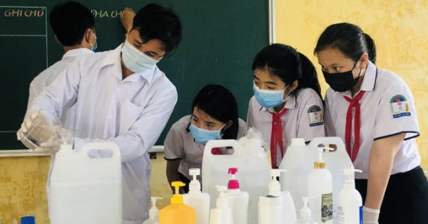 Học sinh ở Hà Tĩnh pha chế dung dịch rửa tay phục vụ các điểm bầu cử Học sinh ở Hà Tĩnh pha chế dung dịch rửa tay phục vụ các điểm bầu cử