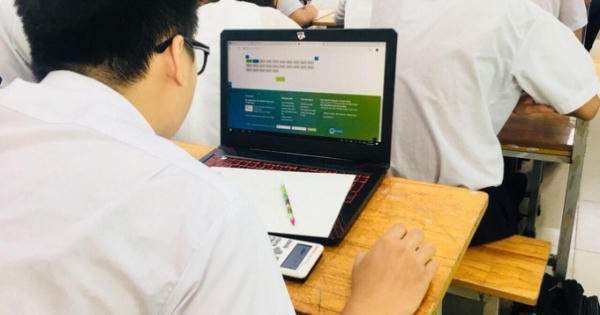 Học sinh lớp 12 ở Hà Nội làm bài khảo sát trực tuyến