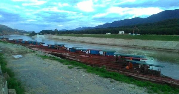 Tương lai bất định của những cặp vợ chồng trẻ trên  "xóm bến tàu"