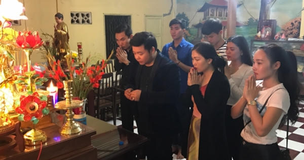 Quang Lê cùng học trò thành kính viếng thăm mộ các nghệ sĩ lão thành vào lúc nửa đêm Quang Lê cùng học trò thành kính viếng thăm mộ các nghệ sĩ lão thành vào lúc nửa đêm