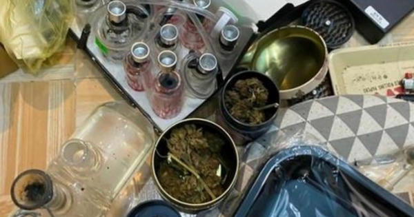 Lắp đặt hệ thống đèn chiếu sáng "xịn xò" tròng nhà vệ sinh để... trồng cần sa