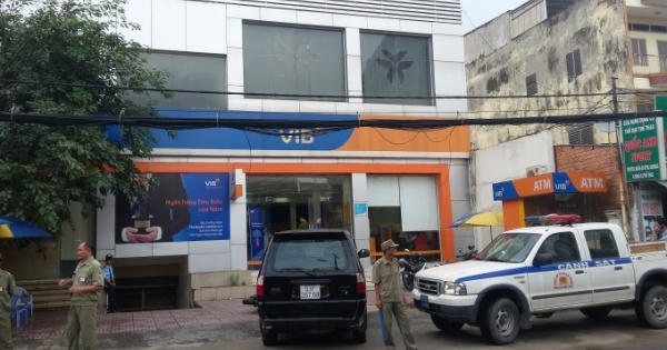 Không đủ điều kiện vay tiền, ném vật lạ ngay tại ngân hàng