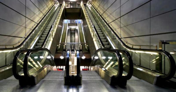 Bé 17 tháng bị thang cuốn Tân Sơn Nhất kéo đứt cổ tay