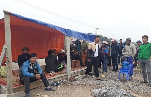 Người dân dựng lều bạt, chặn đường phản đối doanh nghiệp đào núi