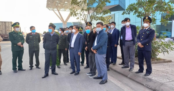 Quảng Ninh: Tìm cách hỗ trợ, giải quyết hàng mắc kẹt ở cửa khẩu Móng Cái