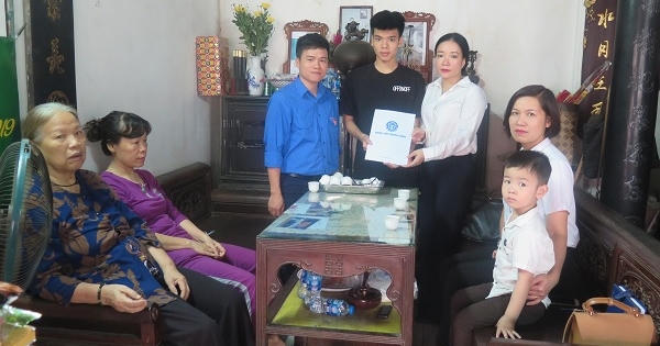 Tặng thẻ BHYT cho người có hoàn cảnh khó khăn tại 8 tỉnh thành Tặng thẻ BHYT cho người có hoàn cảnh khó khăn tại 8 tỉnh thành