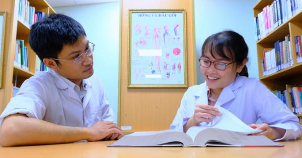 Vợ chồng giảng viên trường y dốc sức đưa nhiều F0 từ "cửa tử" trở về Vợ chồng giảng viên trường y dốc sức đưa nhiều F0 từ "cửa tử" trở về