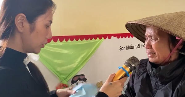 Thủy Tiên phát tiền, người dân òa khóc vì xúc động