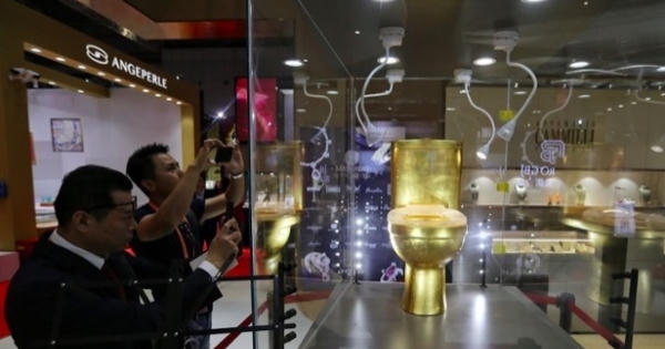 Ngắm bồn cầu vàng nạm hàng vạn viên kim cương