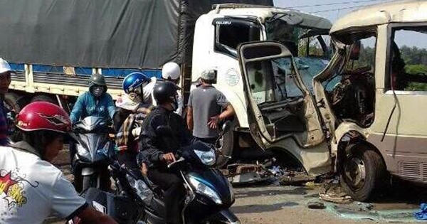 Đắk Nông: Xe khách đâm trực diện vào xe tải, 21 người thương vong