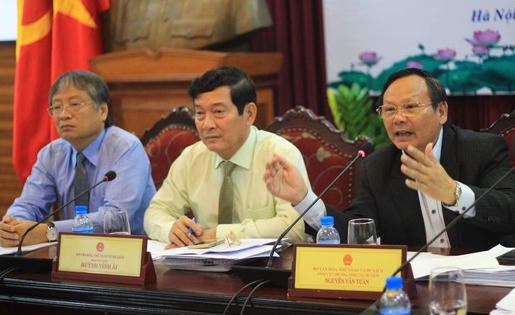 Thứ trưởng ký xong đổ lỗi cho cấp dưới