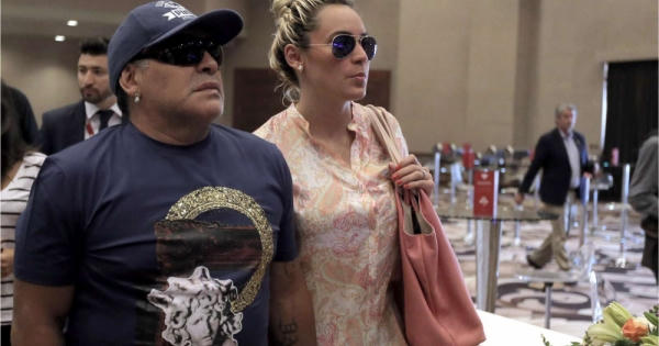 Bị tố nợ tiền bạn gái cũ, Maradona bị bắt ngay ở sân bay Bị tố nợ tiền bạn gái cũ, Maradona bị bắt ngay ở sân bay