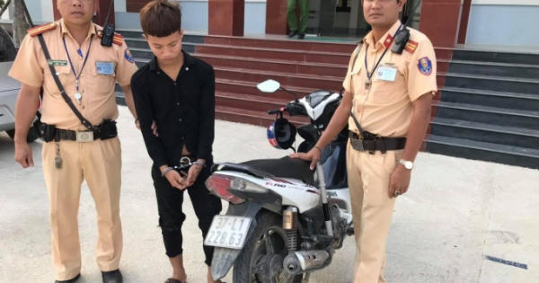 Nam thanh niên khóc nức nở xin tha sau khi bị bắt vì trộm xe máy