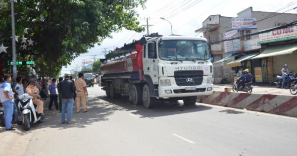 Bị xe bồn kéo lê hàng chục mét, người phụ nữ tử vong Bị xe bồn kéo lê hàng chục mét, người phụ nữ tử vong