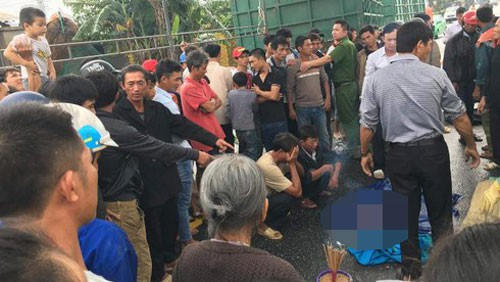 Văng ra đường sau va chạm, bé gái 7 tuổi bị xe tải cán tử vong Văng ra đường sau va chạm, bé gái 7 tuổi bị xe tải cán tử vong