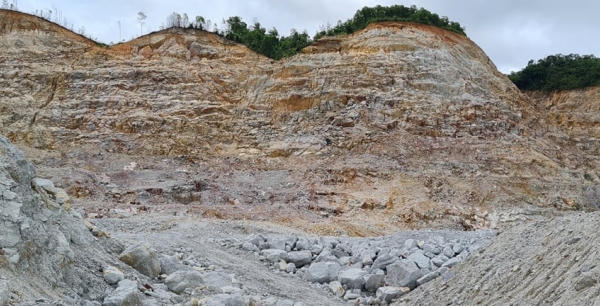 Người dân bức xúc vì Công ty Phương Đông "quên" hoàn nguyên sau khai thác khoáng sản