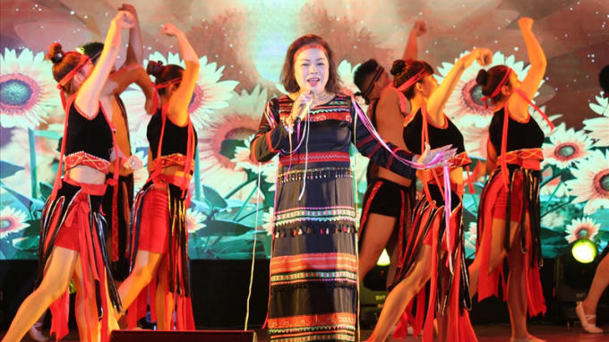 NSND Rơ Chăm Phiang: “Giọng hát, năng khiếu, hình thức” là ba tiêu chí của một thí sinh mà tôi quan tâm NSND Rơ Chăm Phiang: “Giọng hát, năng khiếu, hình thức” là ba tiêu chí của một thí sinh mà tôi quan tâm