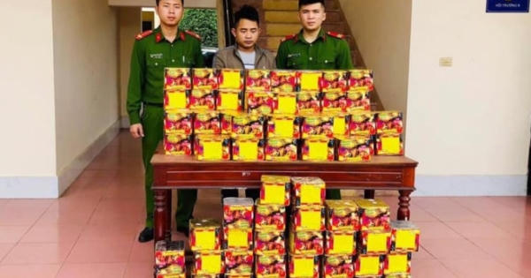 “Khám” ô tô phát hiện 5 bao tải chứa đầy pháo nổ